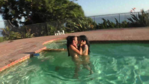 ekstra ciemnowłosa modeleczka