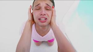 ojczym spuszcza się jej na twarz