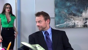 czarnowłosa laska masturbuje się w kuchni