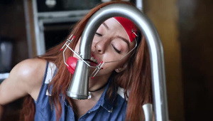 silikonowy seks z mamcią na kanapie