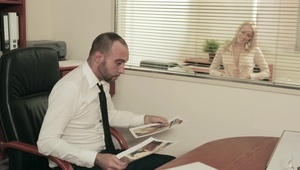 wspaniała brunetka jest pięknie zapinana w łazience