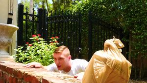 prezentuje swoją idealną dupeczką