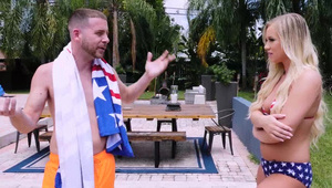 azjatka ma swój indywidualny styl na obciąganie