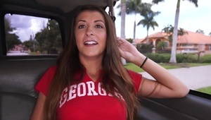 fajny seksik z opaloną okularnicą