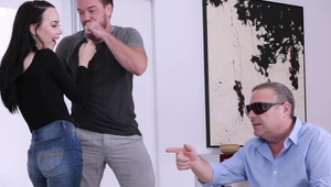 młoda lily ma duże i naturalne piersi