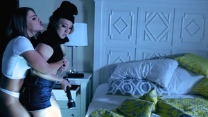 dwie arabki targają jego sprzęt