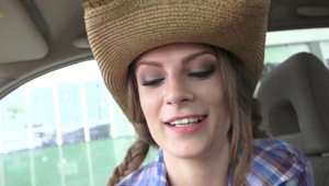 ładna brunetka delektuje się penisem na kastingu