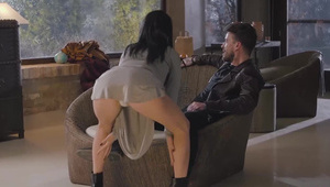 uczennica trzepie kapucyna nauczycielowi