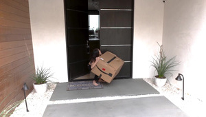 bruneta ma małe cycusie i słodką szparkę