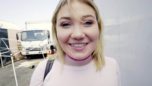 azjatka bawi się dwoma kutasami