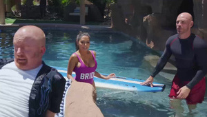 małe dildo ginie pod wielkimi fałdami tłuszczu