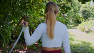 niunia oddaje tyłek na basenie