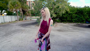 wyrzeźbiony mały facet rucha dwie panie