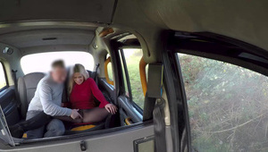 fajna i zgrabna laseczka w basenie