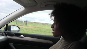 czarny penis wypełnia jej dupsko