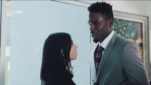 cycata kelly rozbiera się w kuchni