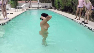 młoda kuca i robi to co do niej należy