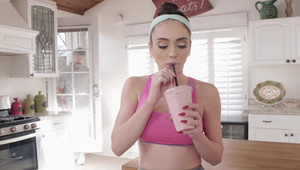 liże mokrą cipkę lesbijki w łazience