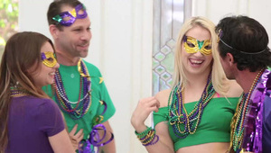 śliczna niunia zabawia zwieracze