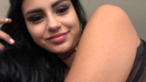 silikonowa blondi w czerwonych pończochach