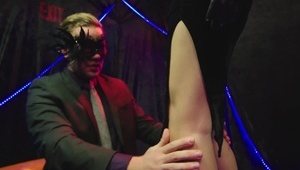 obie chcą poskakać na jego pałce