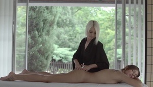 ostra cizia wije się na biurku