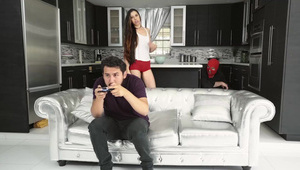 dojrzała brunetka z wygoloną cipką