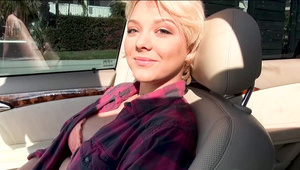 naćpana panna siedząca pod murem