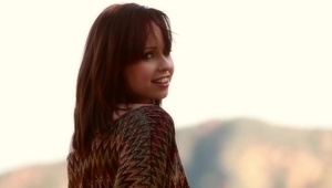 na szybko rozebrał ją wzrokiem