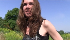 delikatnie masujące się dziunie na świeżym powietrzu