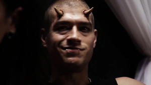 gorąca laseczka zapięta w kuchni