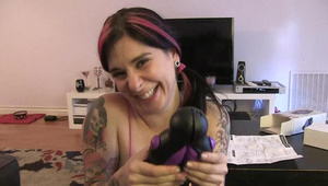 liza ann ciągnie ogromną pałeczkę