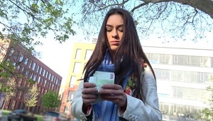 stewardessa pieści się przed kamerą