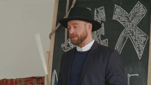 wkłada całą dłoń w jej cipsko