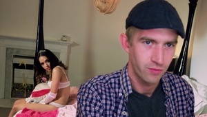 dojrzała amatorka pozuje w mieszkaniu