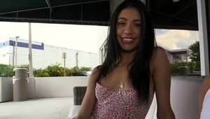 długowłosa rosjanka oddaje się w kawalerce