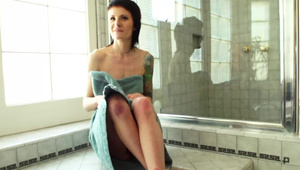 czarnowłosa pani liże niewielką pałę