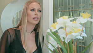 azjatka palcuje się na kuchennym blacie