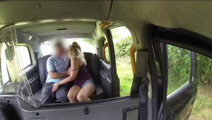 dziewczyna sama w swoim pokoju