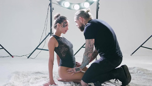 seks z niewielką laseczką na skórzanej kanapie