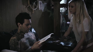 klęcząca młoda dziewczyna ssie lance