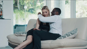 klarai tess zabawiają się na łóżku