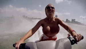 dojrzała mamuśka masuje faceta