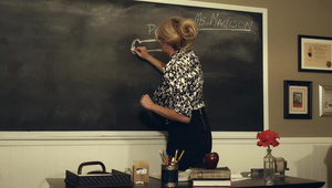 murzynek chwyta ją za dupsko i rżnie na pieska