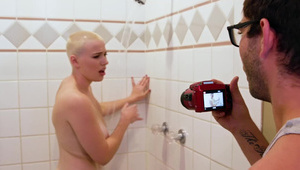 wciska pięść w jej dziurę