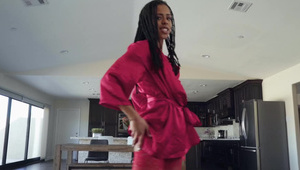 brunetka masturbuje się fioletową zabawką