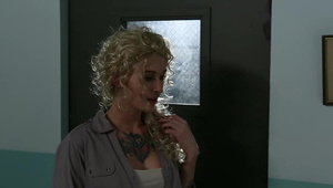 dziewczyna bez stanika nad jeziorem