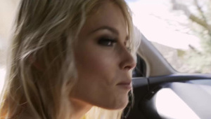 liże jej cipkę na fotelu