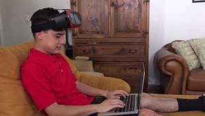 brunet penetruje silikonową kocicę