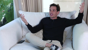 zapina niezłą blondyneczkę na pieska